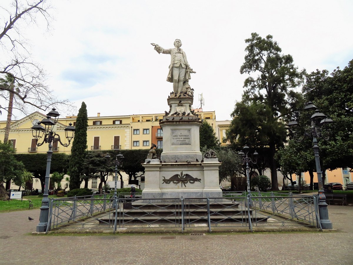 Piazza Vanvitelli e Centro Storico